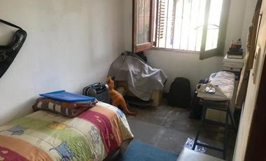 Casa con 3 dormitorios, fondo y departamento en primer piso!