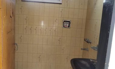 Casa con 3 dormitorios, fondo y departamento en primer piso!