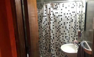 Casa con 3 dormitorios, fondo y departamento en primer piso!