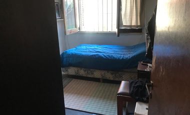 Casa con 3 dormitorios, fondo y departamento en primer piso!