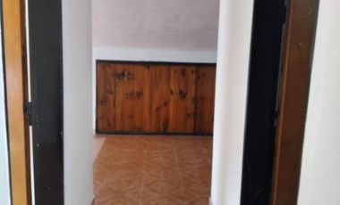 Casa con 3 dormitorios, fondo y departamento en primer piso!