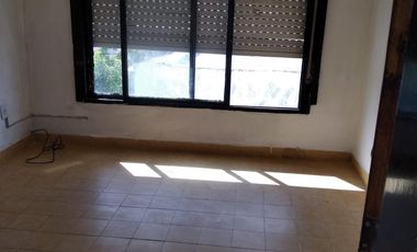 Casa con 3 dormitorios, fondo y departamento en primer piso!
