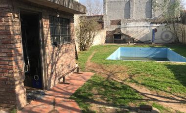 Casa con 3 dormitorios, fondo y departamento en primer piso!