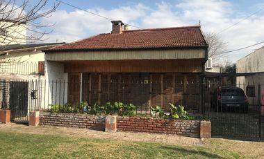 Casa con 3 dormitorios, fondo y departamento en primer piso!