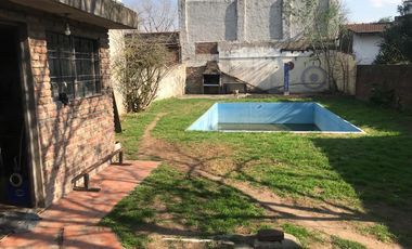 Casa con 3 dormitorios, fondo y departamento en primer piso!