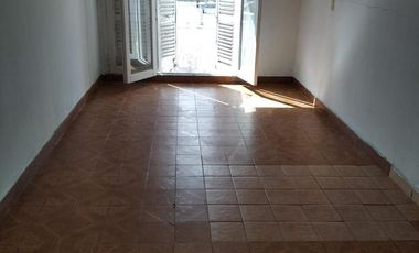 Casa con 3 dormitorios, fondo y departamento en primer piso!