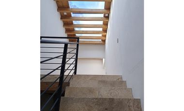 CASA MODERNA EN VENTA Y RENTA A 3 MINUTOS DE AVANDARO