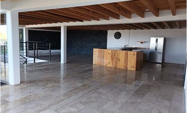 CASA MODERNA EN VENTA Y RENTA A 3 MINUTOS DE AVANDARO