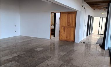 CASA MODERNA EN VENTA Y RENTA A 3 MINUTOS DE AVANDARO