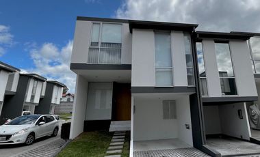 VENTA DE CASA  ESQUINERA MODERNA  143M2 EN EL VALLE DE LOS CHILLOS - MIRASIERRA / SEGURIDAD 24/7 (AB)