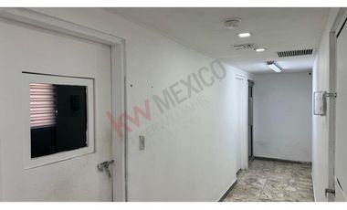 Oficina con estacionamiento. Fracc Monumental