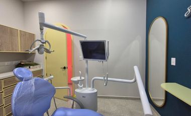 RENTA DE CONSULTORIO DENTAL EQUIPADO, LISTO PARA ESTRENAR EN PABELLÓN LAS TORRES