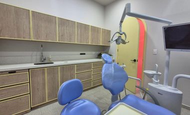 RENTA DE CONSULTORIO DENTAL EQUIPADO, LISTO PARA ESTRENAR EN PABELLÓN LAS TORRES