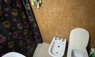 Casa en  venta con dos viviendas, lote de 8,66 x 29,69 - Wilde