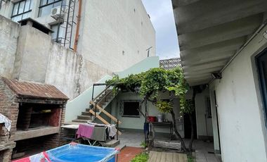 Casa en  venta con dos viviendas, lote de 8,66 x 29,69 - Wilde