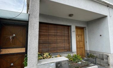 Casa en  venta con dos viviendas, lote de 8,66 x 29,69 - Wilde