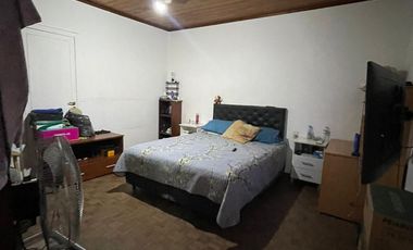 Casa en  venta con dos viviendas, lote de 8,66 x 29,69 - Wilde