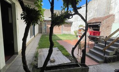 Casa en  venta con dos viviendas, lote de 8,66 x 29,69 - Wilde