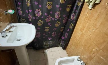 Casa en  venta con dos viviendas, lote de 8,66 x 29,69 - Wilde