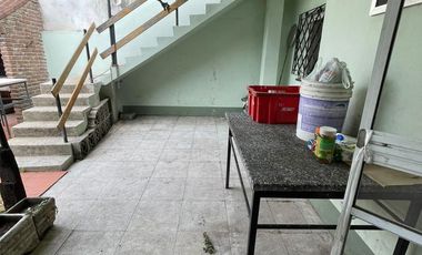 Casa en  venta con dos viviendas, lote de 8,66 x 29,69 - Wilde
