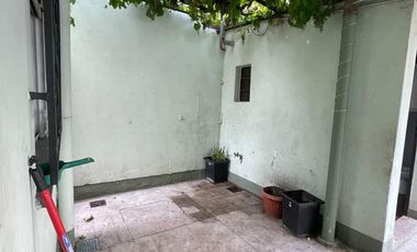 Casa en  venta con dos viviendas, lote de 8,66 x 29,69 - Wilde