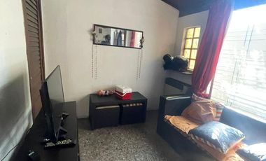 Casa en  venta con dos viviendas, lote de 8,66 x 29,69 - Wilde