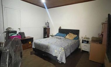 Casa en  venta con dos viviendas, lote de 8,66 x 29,69 - Wilde