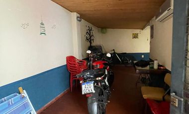 Casa en  venta con dos viviendas, lote de 8,66 x 29,69 - Wilde