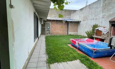 Casa en  venta con dos viviendas, lote de 8,66 x 29,69 - Wilde