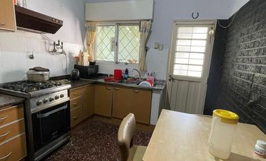 Casa en  venta con dos viviendas, lote de 8,66 x 29,69 - Wilde