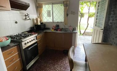 Casa en  venta con dos viviendas, lote de 8,66 x 29,69 - Wilde