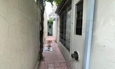 Casa en  venta con dos viviendas, lote de 8,66 x 29,69 - Wilde