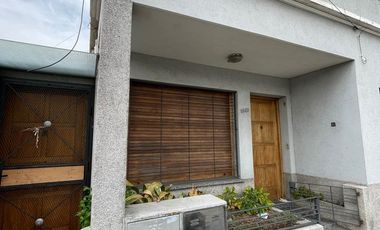 Casa en  venta con dos viviendas, lote de 8,66 x 29,69 - Wilde