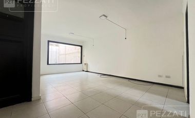 Oficina en  alquiler. Zona Güemes. Jardin, 2 privados. recepciòn. Baño