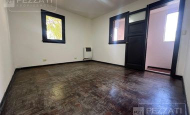 Oficina en  alquiler. Zona Güemes. Jardin, 2 privados. recepciòn. Baño