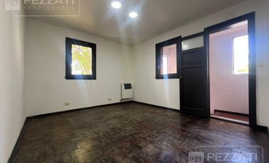 Oficina en  alquiler. Zona Güemes. Jardin, 2 privados. recepciòn. Baño