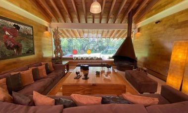 EN AVANDARO  8,000M2 CON 3 CASAS