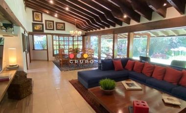 EN AVANDARO  8,000M2 CON 3 CASAS