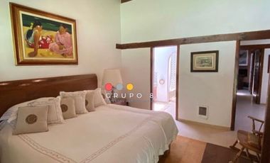 EN AVANDARO  8,000M2 CON 3 CASAS