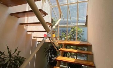 EN AVANDARO  8,000M2 CON 3 CASAS