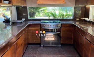 EN AVANDARO  8,000M2 CON 3 CASAS