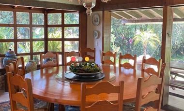 EN AVANDARO  8,000M2 CON 3 CASAS
