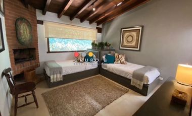 EN AVANDARO  8,000M2 CON 3 CASAS