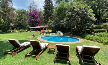 EN AVANDARO  8,000M2 CON 3 CASAS