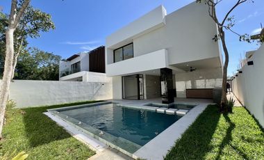 Casa en venta en privada residencial zona de Chablekal