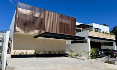 Casa en venta en privada residencial zona de Chablekal