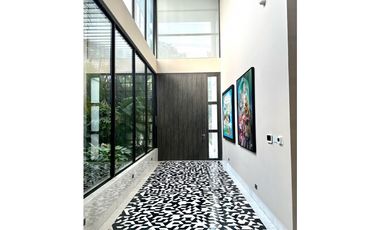 ELEGANTE CASA DE 438 metros EN SECTOR EXCLUSIVO