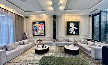 ELEGANTE CASA DE 438 metros EN SECTOR EXCLUSIVO
