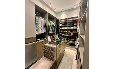 ELEGANTE CASA DE 438 metros EN SECTOR EXCLUSIVO