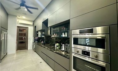 ELEGANTE CASA DE 438 metros EN SECTOR EXCLUSIVO